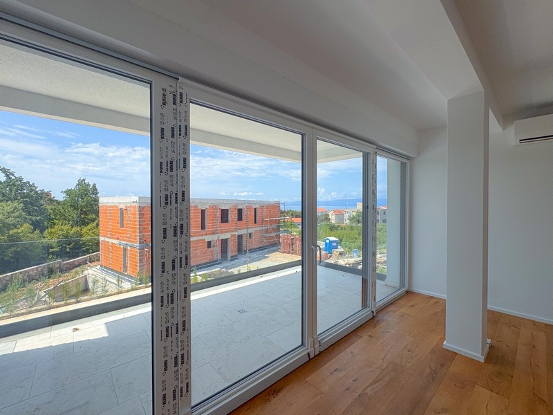 Horné poschodie s parketami a vstupom na balkón