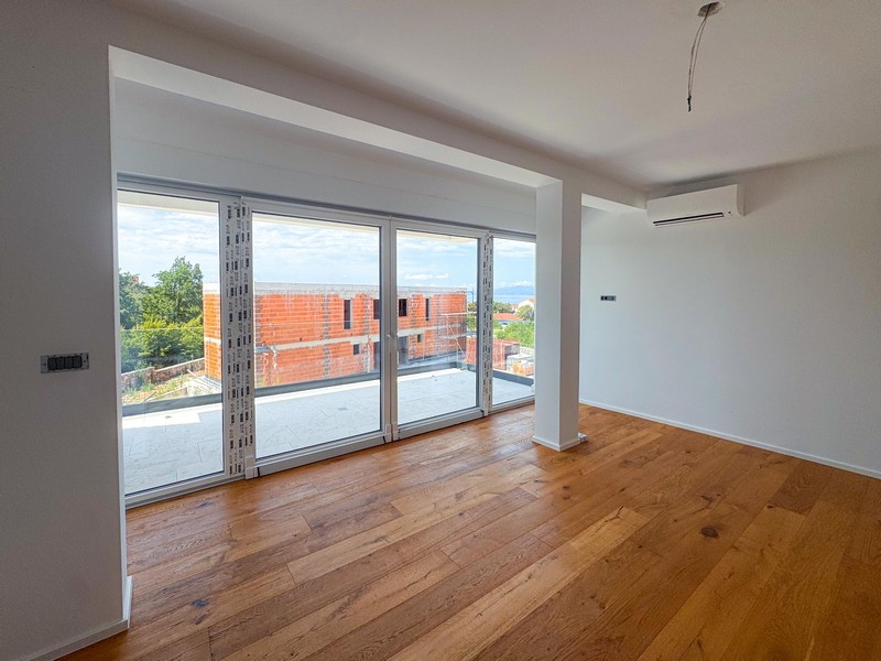 Výhľad na more z horného poschodia