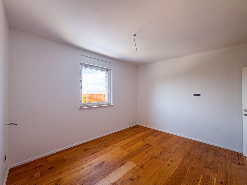 Spálňa s parketovými podlahami