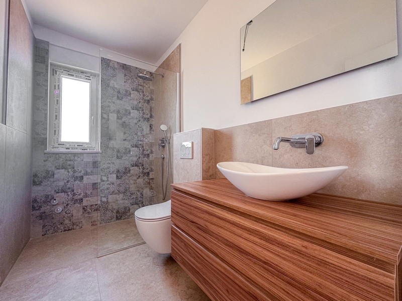 Moderná kúpeľňa so sprchovacím kútom