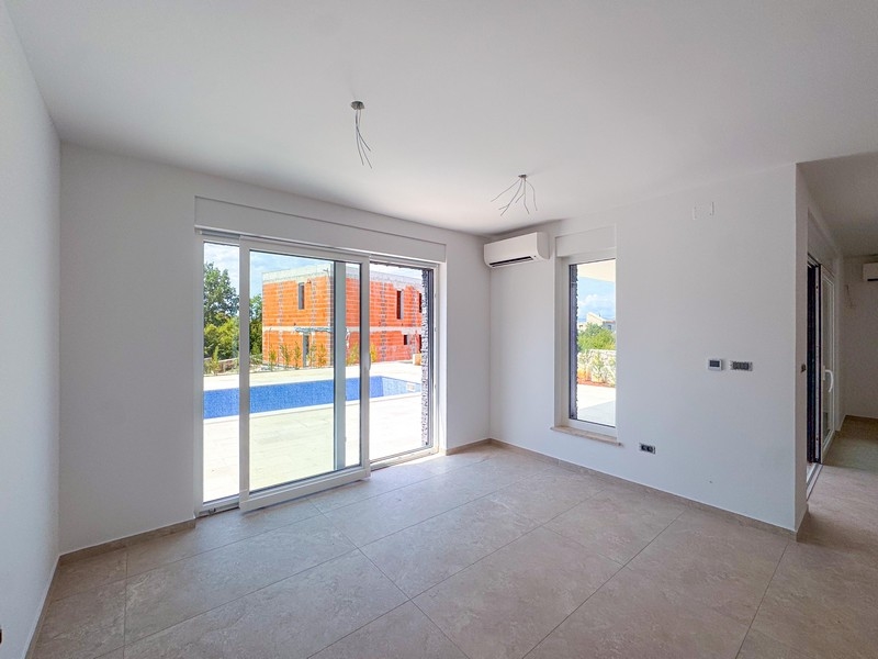 Obývacia izba a výhľad na bazén