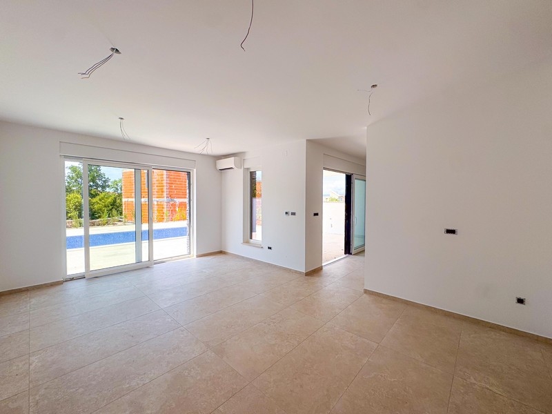 Obývacia časť s výhľadom na bazén