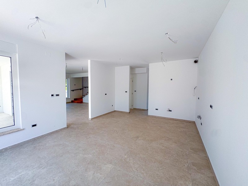 Svetlá obývačka s výstupom na terasu