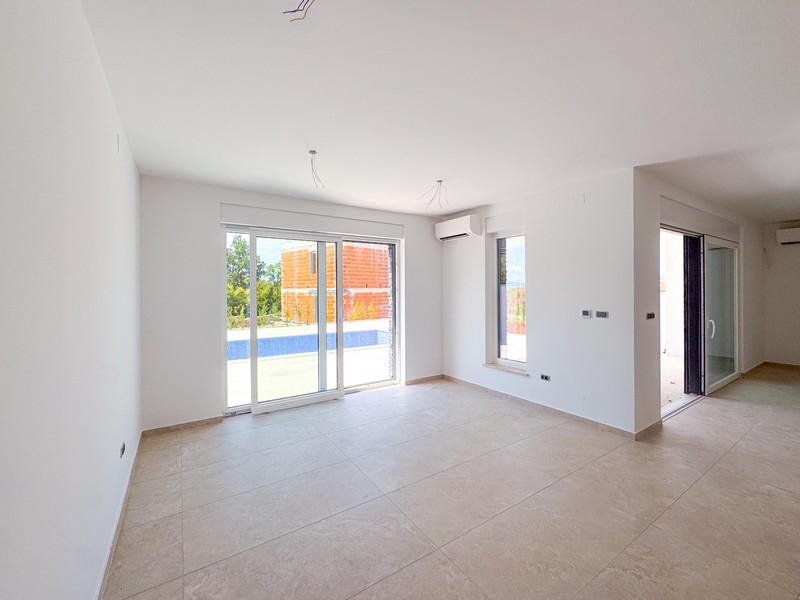 Obývacia izba s pripraveným kuchynským kútom