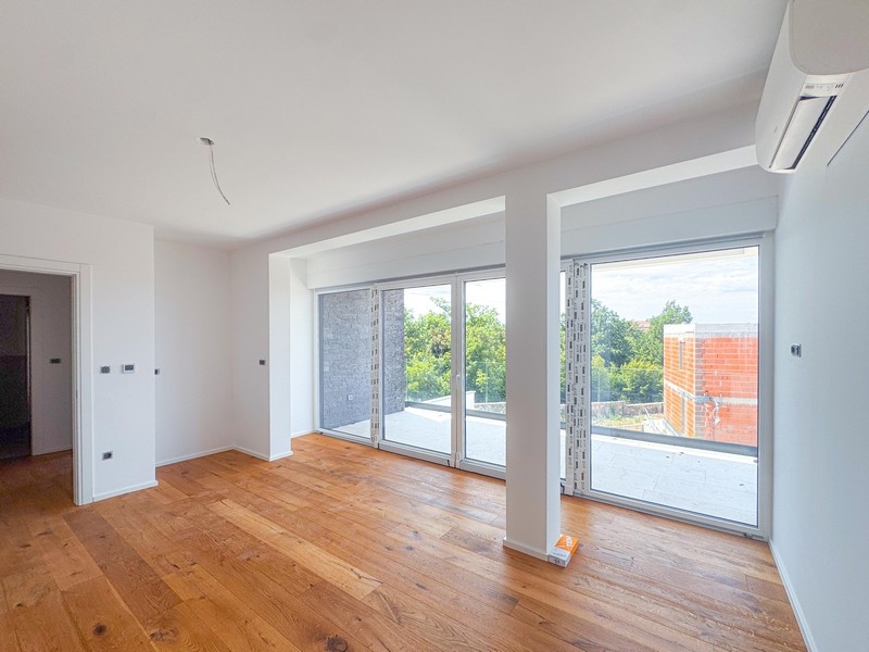 Obývacia izba s veľkými oknami