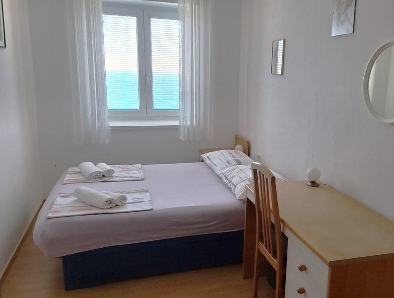 Druhá, o niečo menšia spálňa.