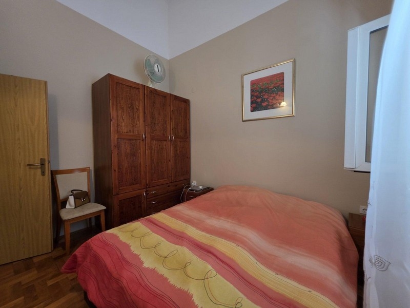 Spálňa s manželskou posteľou a šatníkom