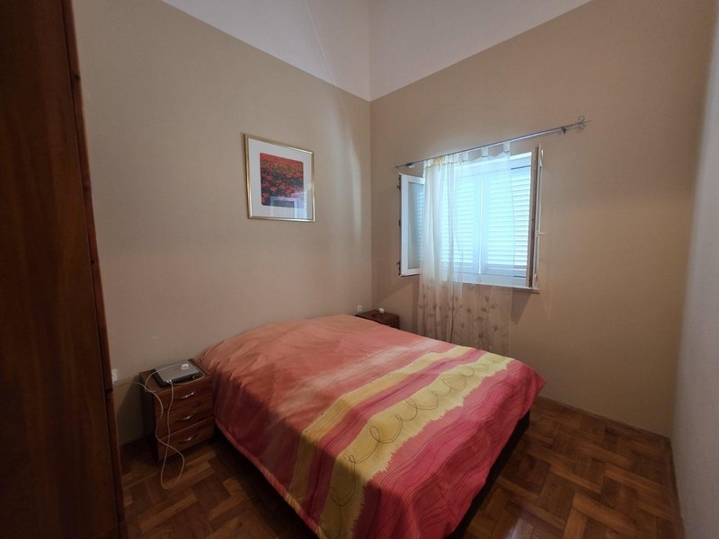 Spálňa s oknom a prirodzeným svetlom