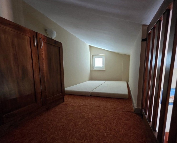 Galéria s dvoma matracmi pod šikmou strechou