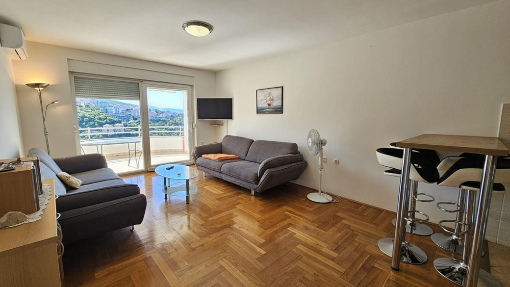 Svetlá obývačka s výstupom na terasu