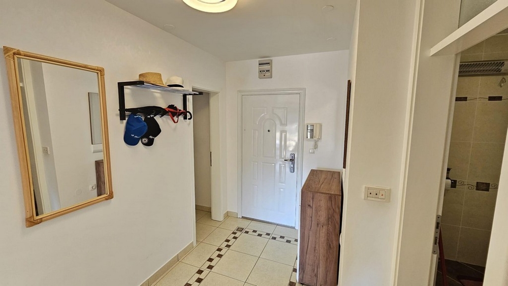 Vstupný priestor s dlažbou a zrkadlom