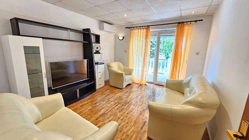 Svetlá obývacia izba s krémovým koženým nábytkom a prístupom na terasu