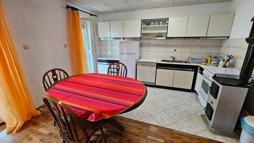 Kuchyňa s jedálenským stolom a vstupom na terasu