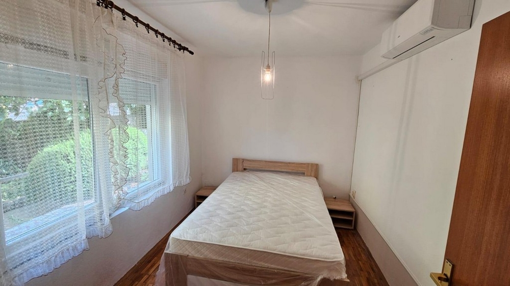Druhá spálňa s veľkým oknom a klimatizáciou