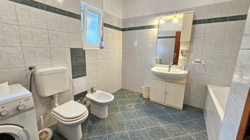 Kúpeľňa s vaňou, WC, bidetom a práčkou