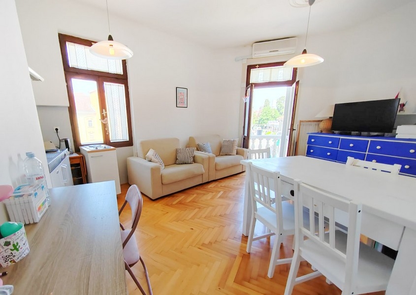 Svetlá obývacia izba s pohovkou a jedálenským stolom