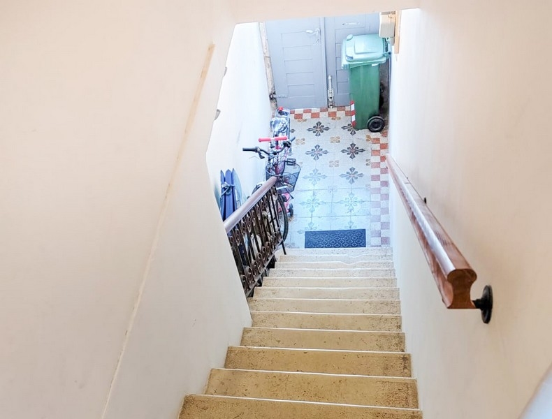 Schodisko s výhľadom na vchod do domu