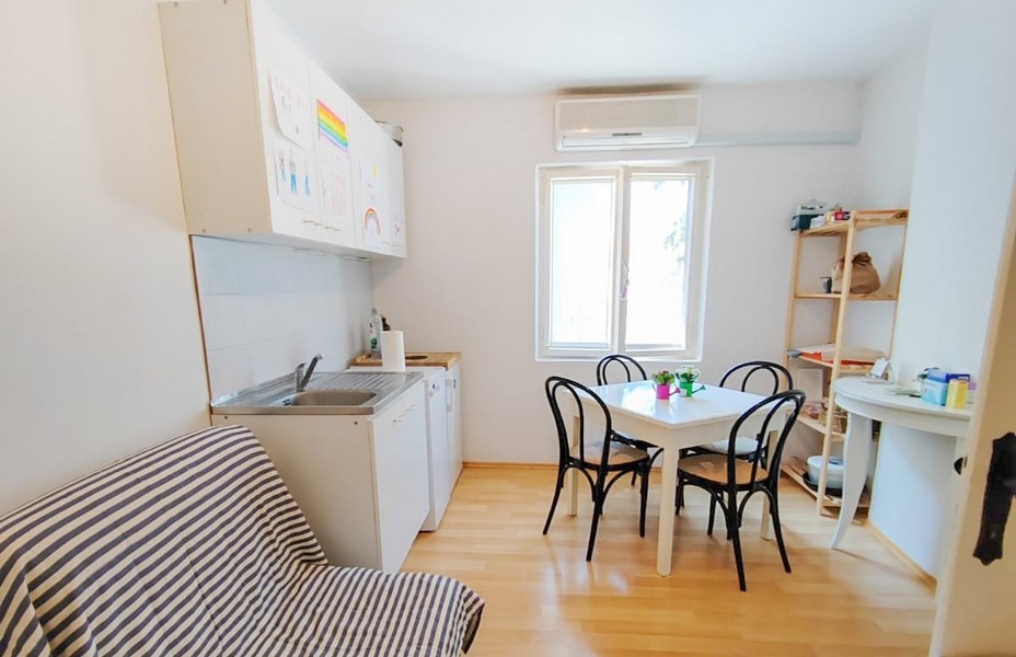 Kuchynský kút s jedálenským stolom a oknom