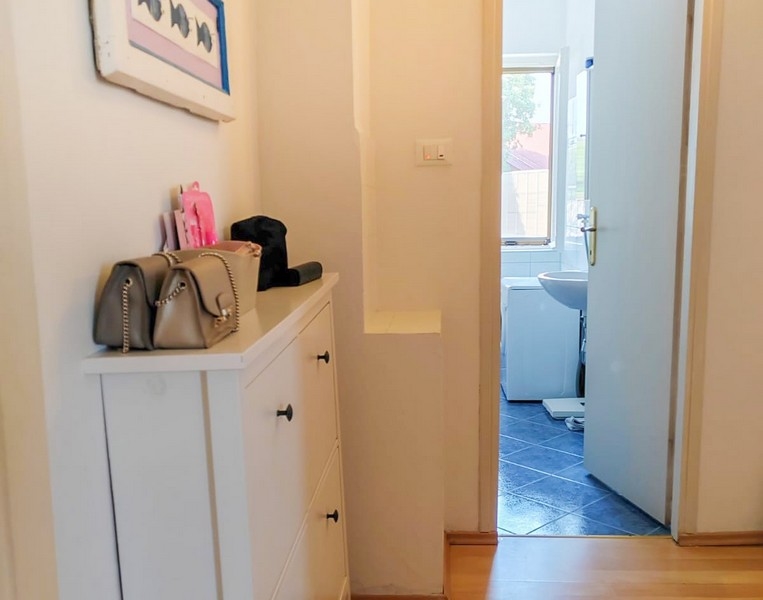 Predsieň s výhľadom do kúpeľne