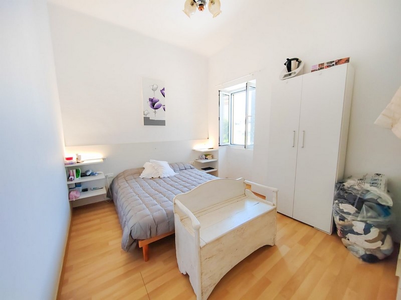 Spálňa s posteľou a šatníkom