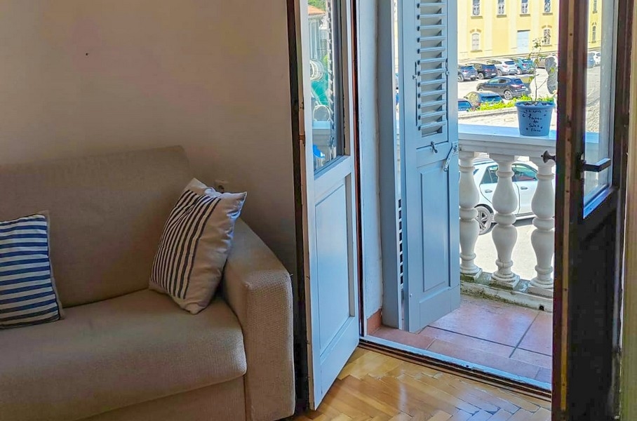 Vstup na balkón s výhľadom na ulicu