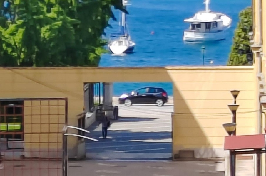 Výhľad z balkóna na more s loďami