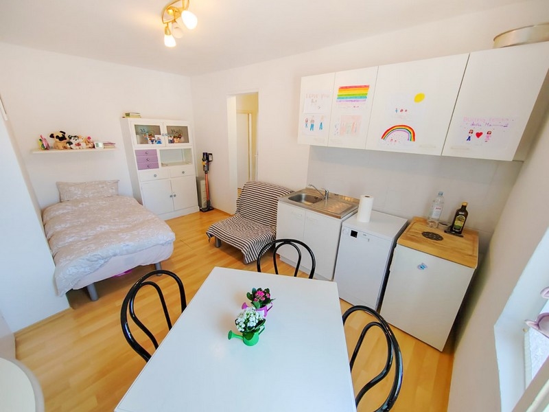 Štúdiový apartmán s posteľou a kuchynkou