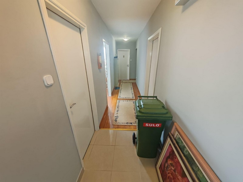 Chodba s dverami a bežcami