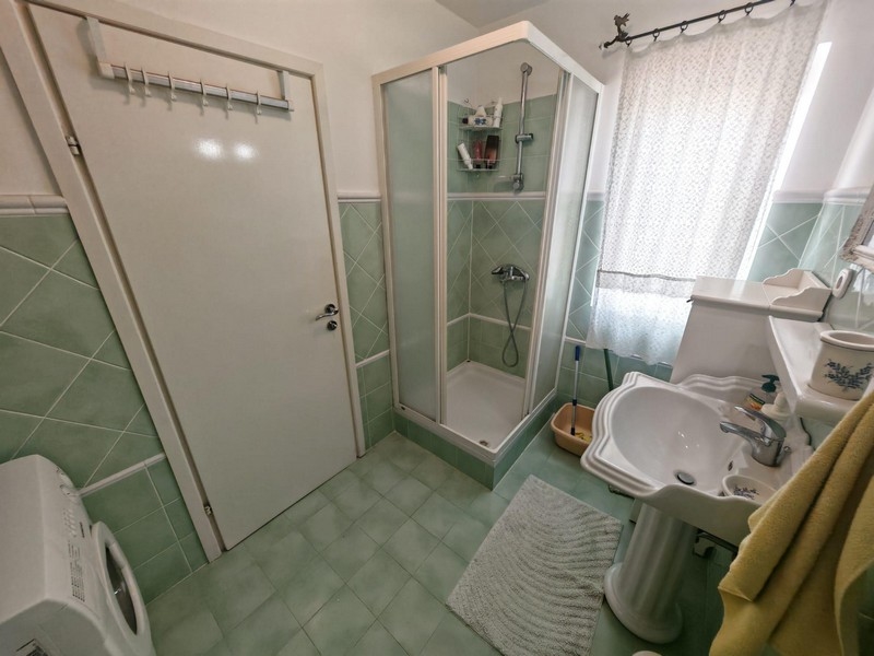 Kúpeľňa so sprchovacím kútom a oknom