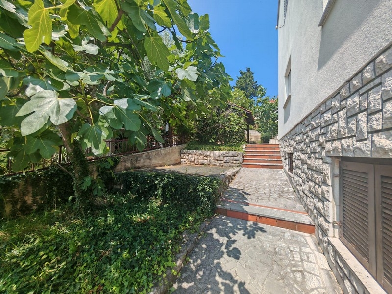 Vonkajšie schody s prírodným kameňom a záhradou