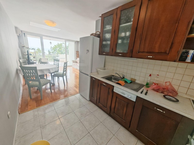 Kuchyňa s dreveným nábytkom a jedálenským kútom