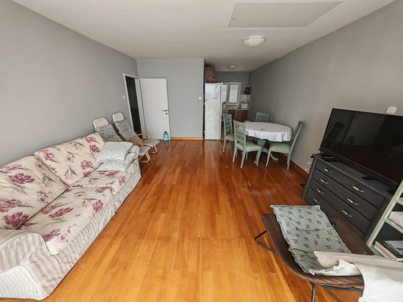 Obývacia izba s parketami a TV