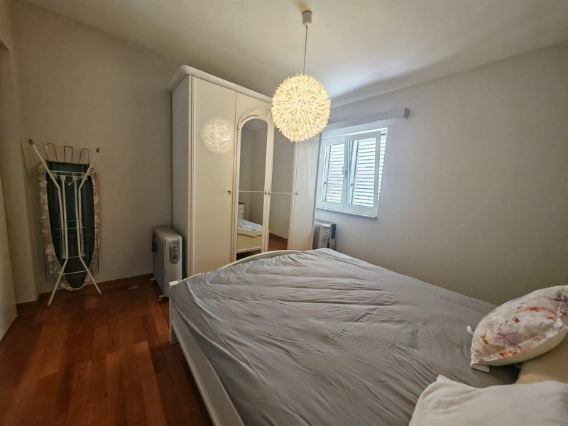 Spálňa s manželskou posteľou a šatníkom