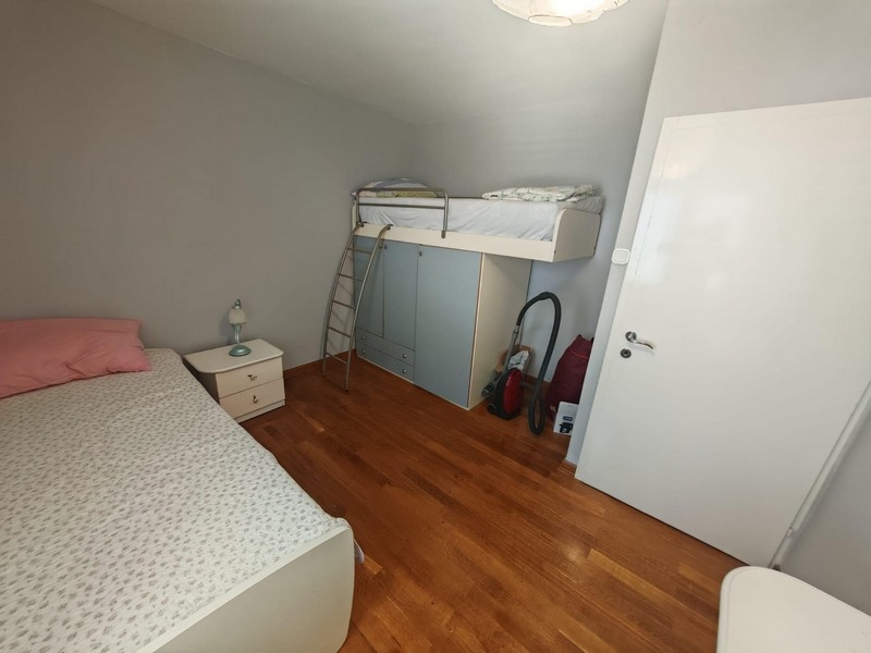 Detská izba s poschodovou posteľou a skriňou