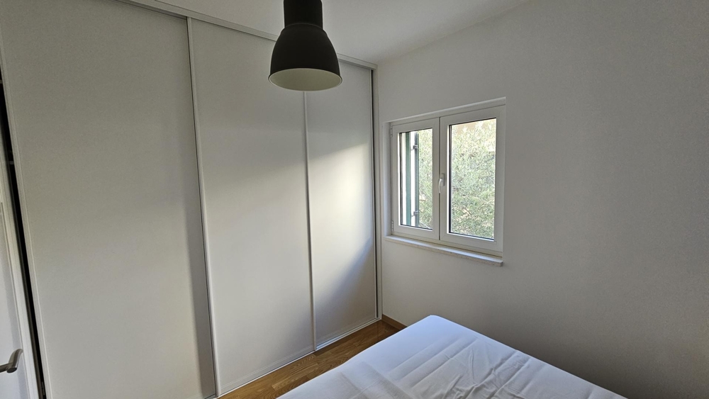 Spálňa so šatníkom a oknom
