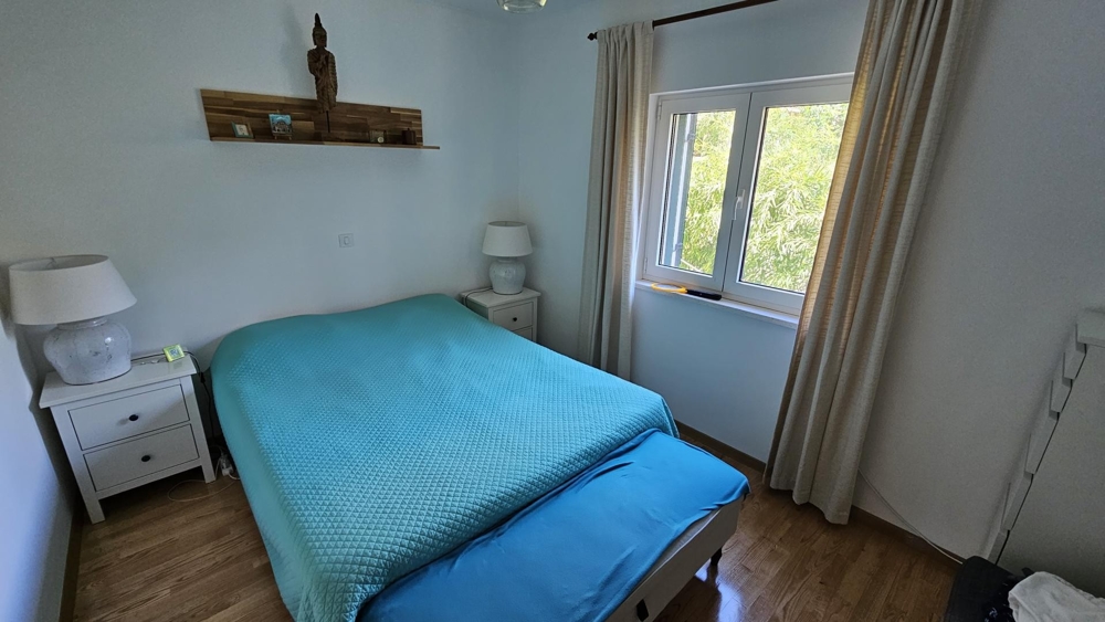 Spálňa s manželskou posteľou a nočnými stolíkmi