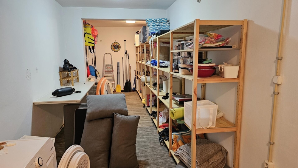 Veľký úložný priestor s policami a úložným priestorom