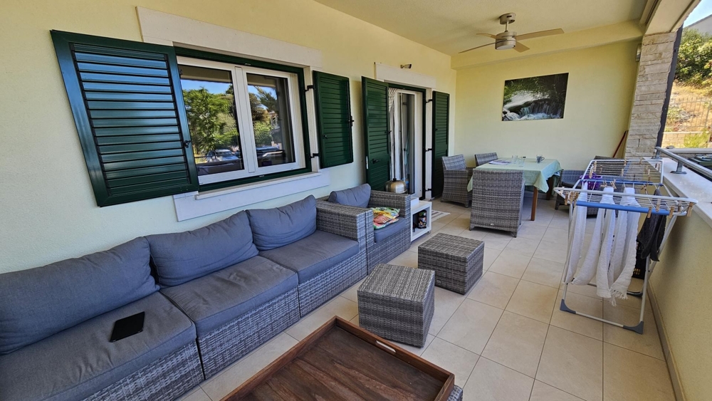 Zariadená terasa nehnuteľnosti A3712 neďaleko Šibeniku v Chorvátsku.