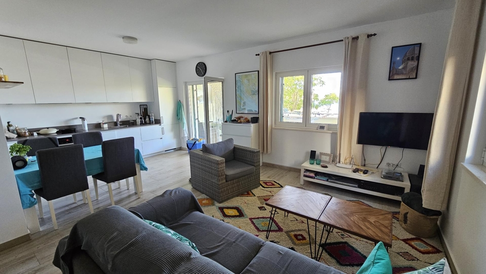 Svetlý obývací priestor a jedálenský kút s oknom s výhľadom na more