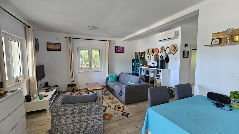 Otvorený obývací priestor s pohovkou a jedálenským stolom