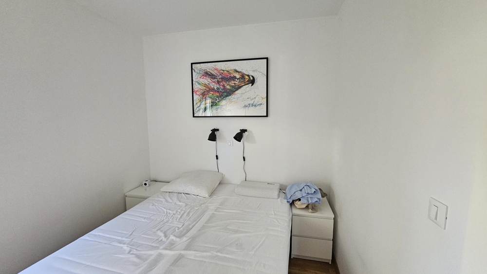 Spálňa s manželskou posteľou a nástennou maľbou