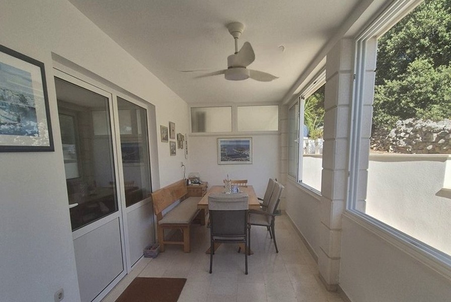 Krytá terasa s jedálenským kútom a stropným ventilátorom