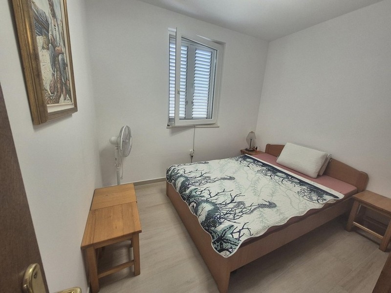 Spálňa s manželskou posteľou a nočnými stolíkmi