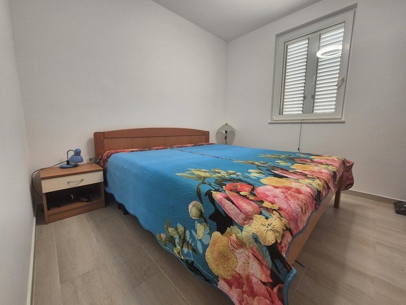 Spálňa s manželskou posteľou a farebnou dekou