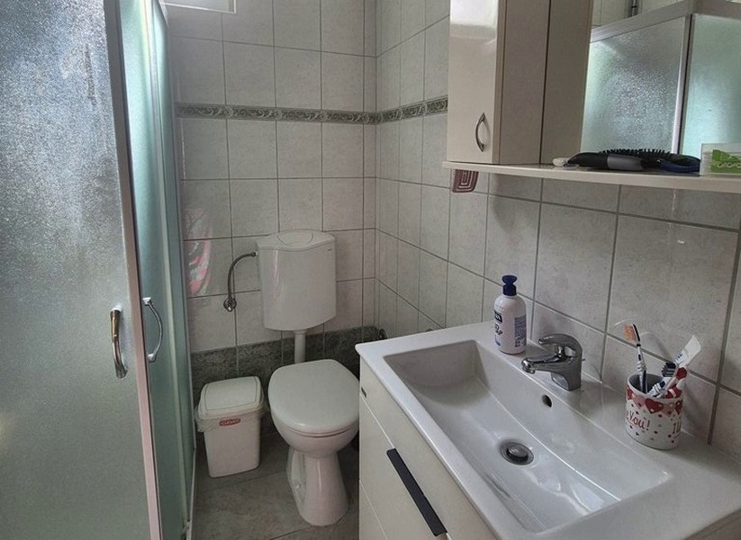 Kúpeľňa so sprchovým kútom, WC a umývadlom