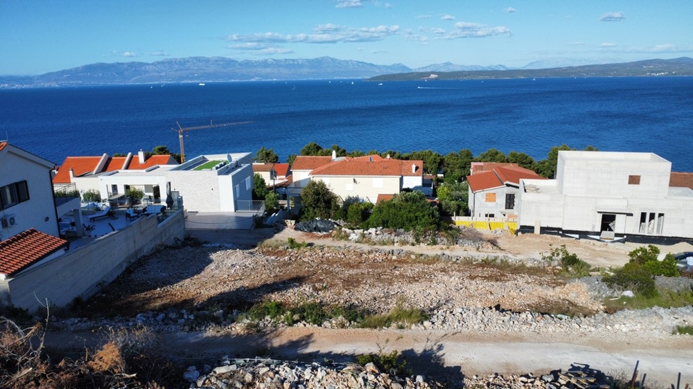 Apartmány budú postavené na tomto pozemku s výhľadom na more.