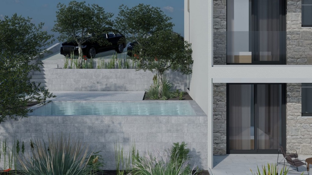 Bazén pred budovou so zeleňou a parkovacími miestami