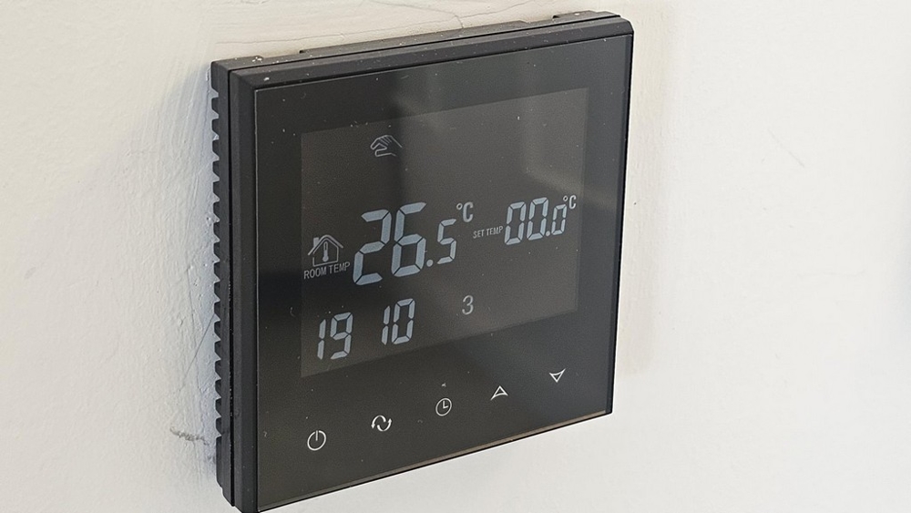 Digitálny nástenný termostat pre izbovú teplotu