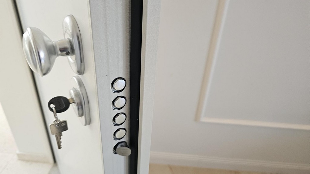 Bezpečnostné dvere s cylindrickým zámkom a kľúčom