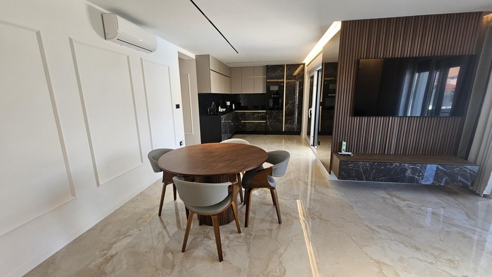 Jedálenský kút s okrúhlym stolom a modernou kuchyňou